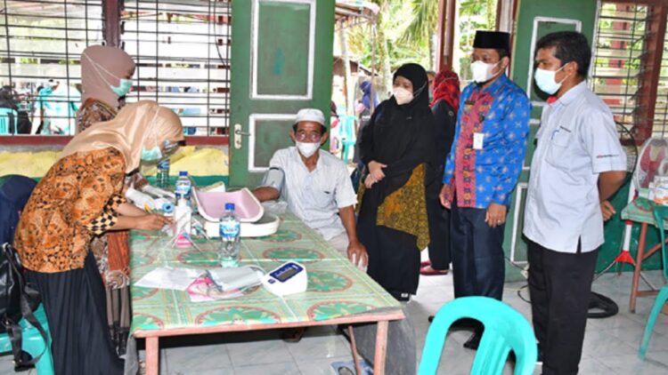 Semen Padang Serahkan Bantuan Pendidikan dan Pengobatan Gratis untuk Warga Dumai 1 Bantuan pengobatan dari PT Semen Padang di Dumai.