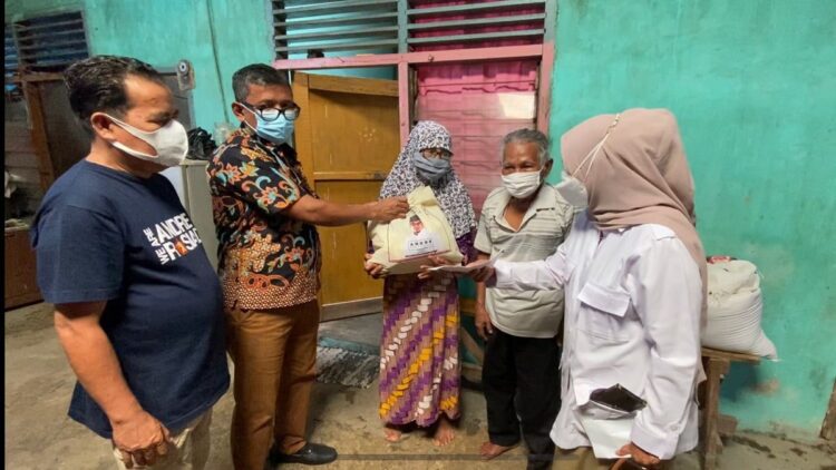 Pasangan Pemulung di Padang Baru Terima Bantuan dari Andre Rosiade 1 Pengurus Gerindra Sumbar menyerahkan bantuan dari Andre Rosiade untuk pemulung di Padang Baru, Padang Utara, Padang.