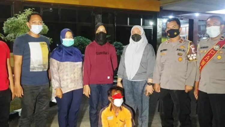 Pelaku MST usai ditangkap oleh Unit Pelayanan Perempuan dan Anak (PPA) Satreskrim Polresta Padang, Jumat (19/11) malam. (ANTARA/FathulAbdi)