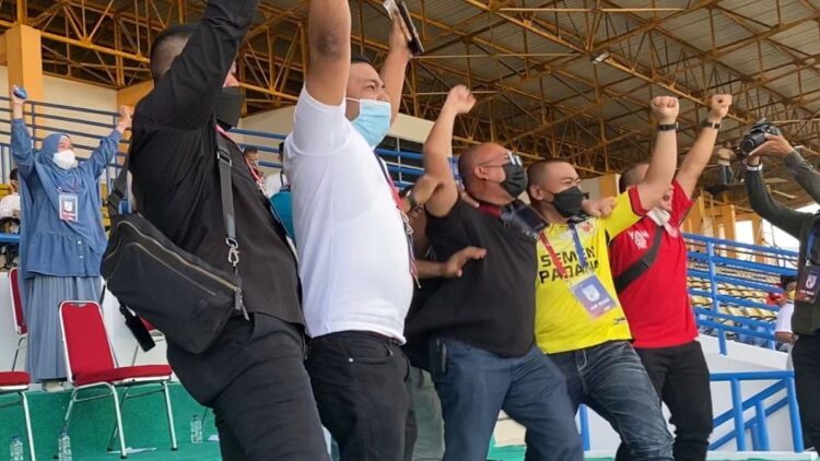 Andre Rosiade Nonton Langsung, Semen Padang FC Menang Lawan Tiga Naga dan Bertahan di Liga 2 1 Selebrasi anggota DPR RI Andre Rosiade bersama Wagub Sumbar Audy Joinaldi bersama dengan tim saat merayakan gol pertama Semen Padang FC.
