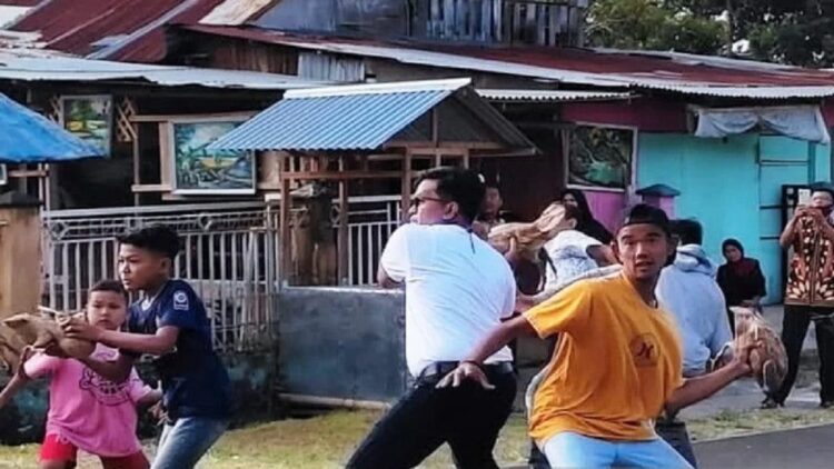 Wakil Wali Kota Payakumbuh Erwin Yunaz saat mencoba menjadi joki untuk menerbangkan itik terbang di ajang pacu itik di gelanggang tigo Balai Kelurahan Sawah Padang Aua Kuniang, Kota Payakumbuh, Minggu (14/11). (Antara/HO)