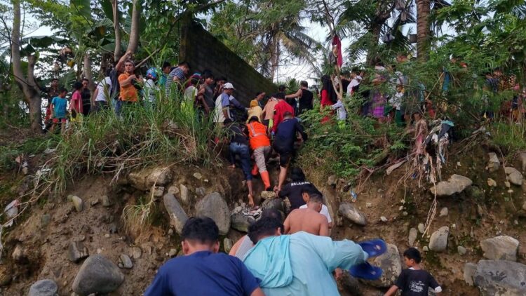 Bocah Hanyut di Padang Akhirnya Ditemukan, Kondisinya Meninggal 1 Evakuasi bocah hanyut di Lubeg. (Humas Basarnas)