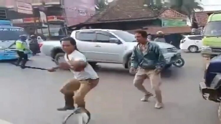 Tak Terima Anaknya Ditilang, Ayah di Banyuasin Buru Polantas Pakai Sajam 1 Aksi pelaku Amad saat menyerang petugas dengan celurit. (Istimewa)