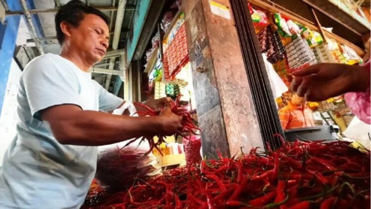 Pembeli sedang memilih cabai di Pasar Pariaman, Rabu. (ANTARA/Aadiaat M.S.)