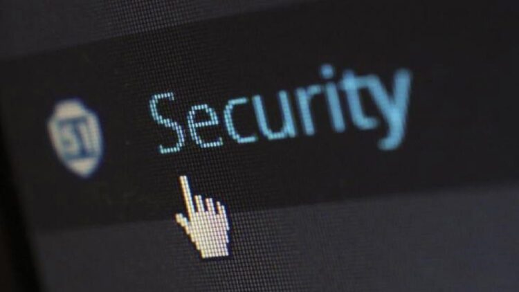 Wajib Tahu! Ini Data Pribadi yang Sebaiknya Tidak Dibagikan di Media Sosial 1 ilustrasi keamanan internet