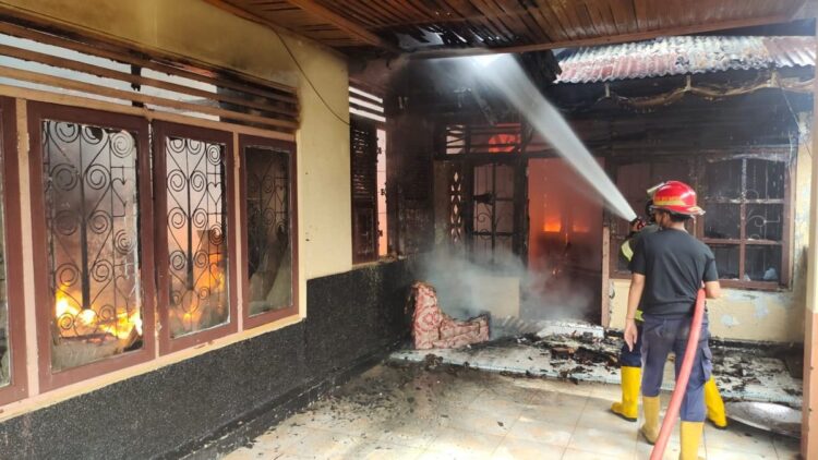 Rumah Permanen Terbakar di Seberang Padang, Api Diduga dari Ruangan Kosong 1 Kebakaran yang terjadi di Seberang Padang, Kecamatan Padang Selatan, Kota Padang, Minggu sore.