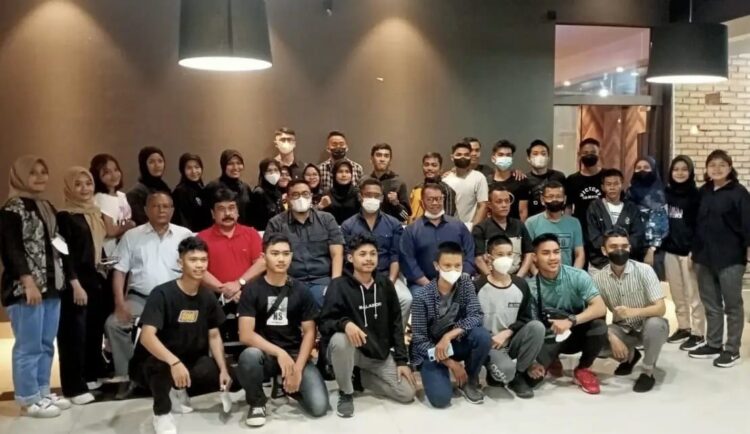 Andre Rosiade Yakin Sumbar Tuai Hasil Positif pada Kejurnas Piala Ketum PB FORKI di Bandung 1 Federasi Olahraga Karate-Do Indonesia (FORKI) Sumbar, Minggu (31/11/2021) melepas karateka untuk berlaga di Kejuaraan Nasional (Kejurnas) Piala Ketua Umum PB FORKI kategori Kadet Junior dan U-21 di Bandung, Jawa Barat.