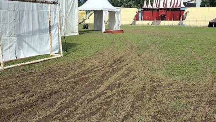 Kondisi lapangan di Stadion GHAS yang rusak setelah acara vaksinasi massal.