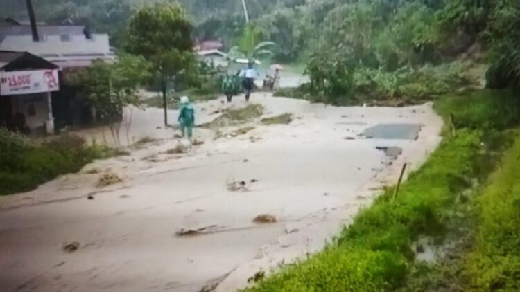 Longsor di Solol Selatan menutup jalan Nasional. (tangkapan layar)