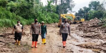 Pembersihan dengan Alat Berat, Jalan Tertimbun Longsor di Pasaman Barat sudah Bisa Dilalui Kendaraan
