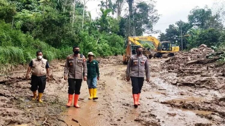 Kapolres Pasaman Barat AKBP M. Aries Purwanto saat meninjau pembersihan material longsor di Jorong Paraman Sinuruik Kecamatan Talamau. Saat ini arus kendaraan sudah lancar kembali. (ANTARA/Altas Maulana)