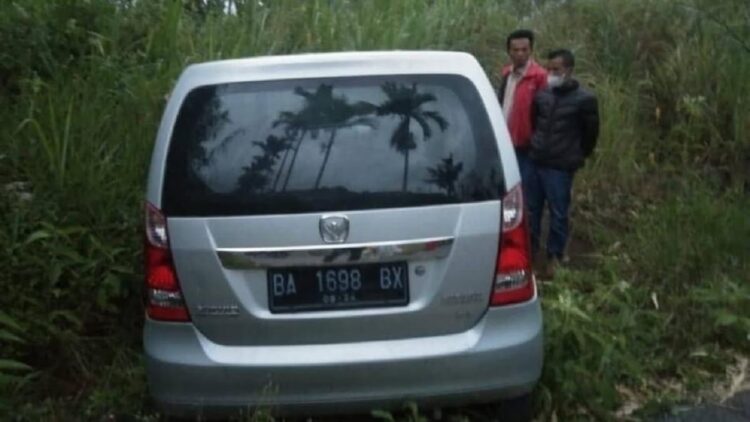 Mobil diduga milik driver taksi online yang ditemukan meninggal di Pessel.