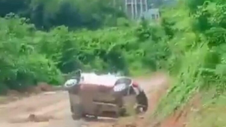 Momen Mobil Sean-Bamsoet Terpelanting. (Screenshot IG @gelaelized)