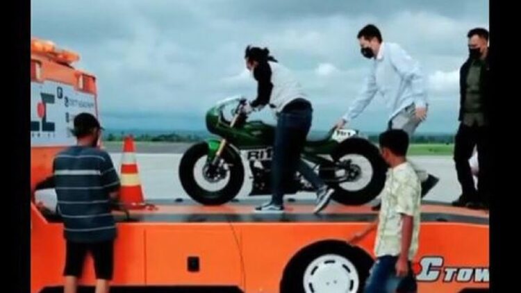 Sebelum Diresmikan, Jokowi "Balapan" Pake Motor Sendiri di Sirkuit Mandalika 1 Motor ini rencananya akan digunakan Jokowi menjajal Sirkuit Mandalika. (Foto: Instagram @zulkieflimansyah)