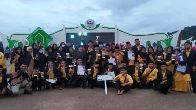 Kafilah Kota Pariaman, Sumbar berfoto bersama usai penutupan MTQ Nasional tingkat Sumbar di Kota Padang Panjang. (ANTARA/HO-Diskominfo Pariaman)