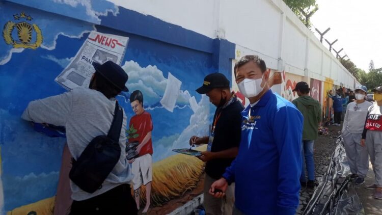 Kabid Humas Polda Sumbar, Kombes Pol Satake Bayu saat menyaksikan lomba mural Kapolda Sumbar Cup.