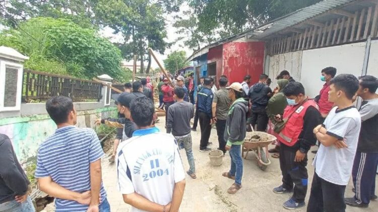 Pekerja terhimpit reruntuhan di Bukittinggi. (ist)