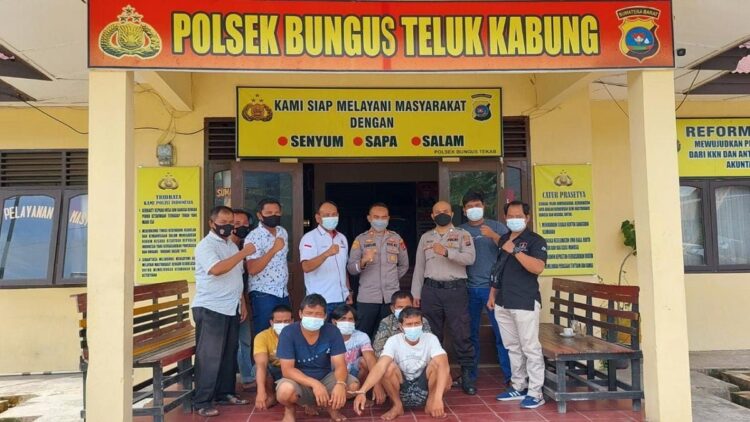 Tim Kuda Laut Amankan Lima Pelaku Pencurian di Camp Teluk Sirih 1 Pelaku pencurian diamankan tim Kuda Laut Bunguih.