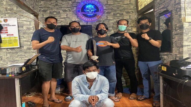 Pelaku penganiayaan ditangkap Tim Klewang Satreskrim Polresta Padang.