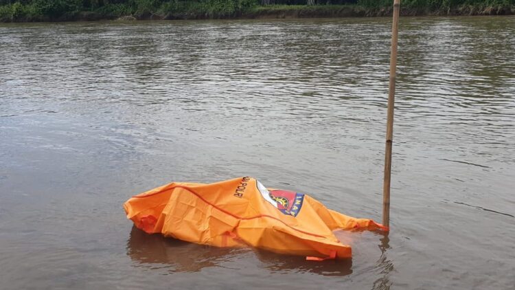Penemuan mayat tanpa identitas di aliran sungai Batang Pasaman, Jorong Rantau Panjang, Nagari Sasak, Kecamatan Sasak Ranah Pasisie, Kabupaten Pasaman Barat, Sumbar, Kamis (18/11/2021).
