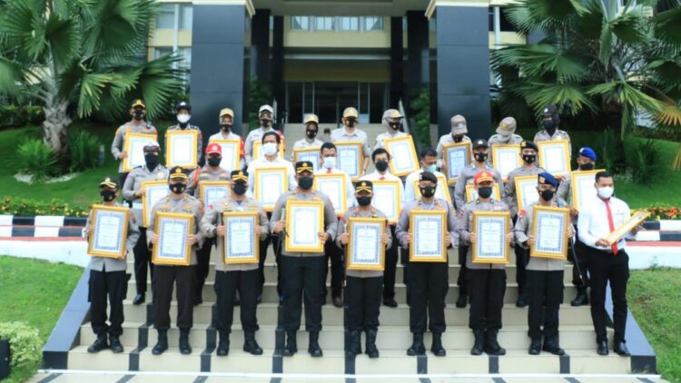 Keren! Ini Dia Personel Polda Sumbar yang Menerima Penghargaan dari Kapolda 1 Penghargaan untuk personel Polda Sumbar.