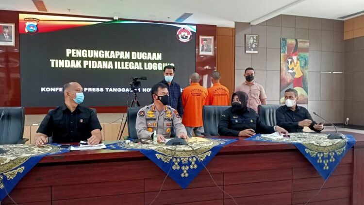 Jumpa pers pengungkapan ilegal logging di Polda Sumbar.