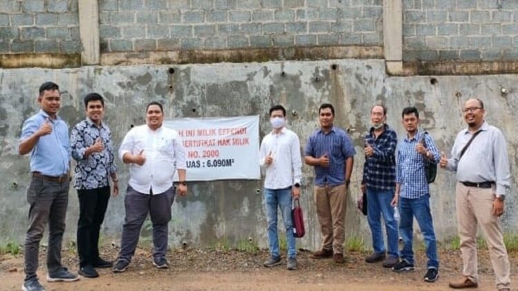 Pemilik tanah di kawasan Koto Tangah ini tengah mengecek lokasi penyerobotan tanah miliknya.