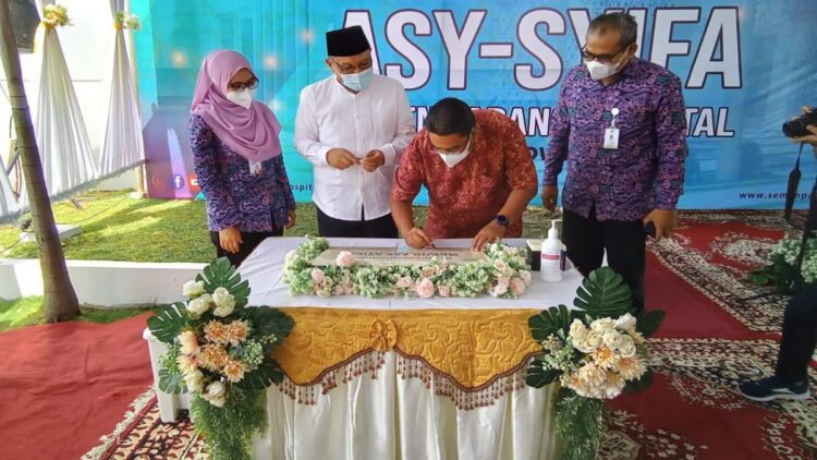 Masjid Asy-syifa SPH Diresmikan, Jadi Penyembuh bagi Pasien dan Jamaah yang Datang 1 Peresmian masjid ditandai dengan penandatanganan prasasti yang dilakukan oleh Komisaris Utama PT Semen Padang, Dr. Drs. Mohammad Agus Samsudin, MM, Direktur Utama sekaligus Pembina YSP, Yosviandri yang didampingi oleh Ketua Pengurus YSP Iskandar Zulkarnain Lubis dan Direktur SPH, dr. Selfi Farisha.