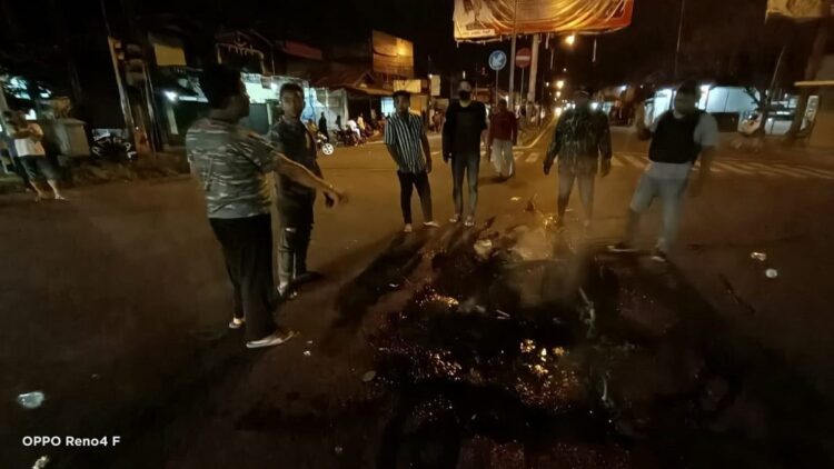 Geram Aksi Tawuran di Kawasan Lubeg, Polisi dan Warga Sweeping Aksi Geng Motor 1 Geram dengan aksi tawuran yang terjadi di kawasan Bypass Simpang Lubuk Begalung, Kecamatan Lubuk Begalung, Kota Padang pada Minggu (28/11/2021) pagi, masyarakat turun tangan membubarkanya dan satu unit motor para pelaku tawuran itu pun dibakar massa.