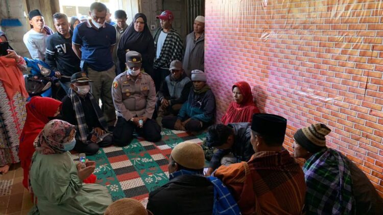 Polisi sudah datang ke rumah korban pembunuhan di Alahan Panjang.