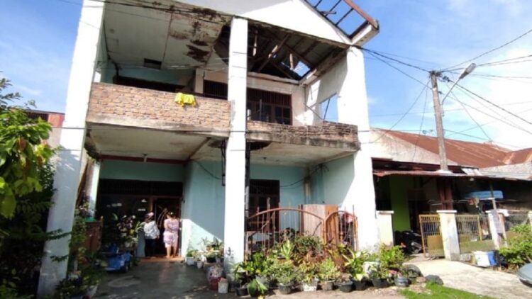 Rumah satu keluarga pelaku rudapaksa di kawasan Cendana Mata Air, Kecamatan Padang Selatan, Kota Padang. (katasumbar)