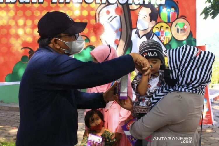 Kepala Dinas Kesehatan Sawahlunto Yasril, menyerahkan bantuan makanan dan minuman bergizi untuk balita stunting, pada Hari Kesehatan Nasional Tingkat Kota Sawahlunto, di Taman Buah Kandi, Senin. 