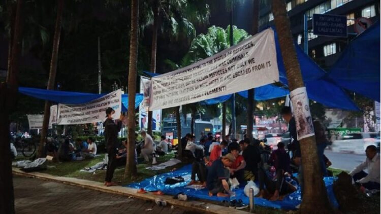 Sejumlah pengungsi asal Afghanistan bertahan di depan Kantor UNHCR Kota Medan. (net)