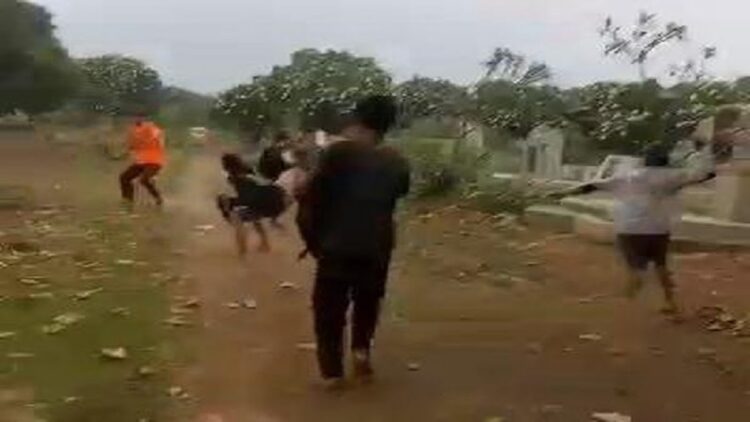 Duh! Bukannya Ziarah, Sekelompok Remaja Ini malah Tawuran pakai Celurit di Makam 1 Video remaja tawuran di makam (Foto: Tangkapan Layar)