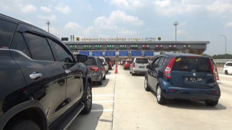 Jelang Mudik Lebaran 2022, Menteri PUPR Pastikan Kesiapan Jalan Nasional dan Jalan Tol 1 Antrean kendaraan di jalan tol. (net)