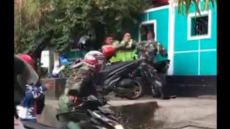 Tangkapan layar video viral TNI baku hantam dengan Polantas di Ambon. (Istimewa)