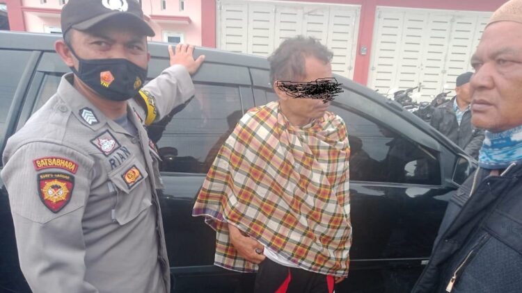 Tersangka pembunuh ibu kandung di Alahan Panjang saat diamankan polisi.