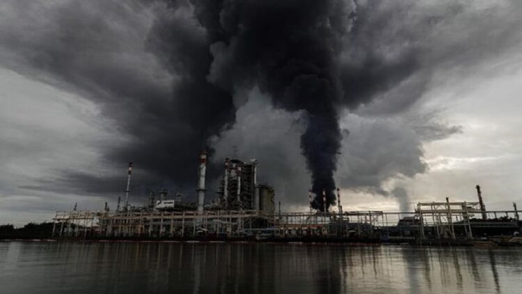 Diperkuat Rekaman CCTV, Sambaran Petir Diduga jadi Penyebab Kebakaran Tangki Kilang Pertamina Cilacap 1 Kebakaran tangki kilang minyak PT Pertamina (Persero), di Cilacap, Jawa Tengah diduga karena sambaran petir. Dugaan ini diperkuat sejumlah rekaman CCTV di sekitar lokasi, termasuk keterangan sejumlah saksi. Ilustrasi (ANTARA FOTO/IDHAD ZAKARIA)