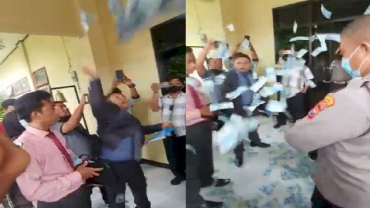 Kesal Gegara Oknum Polisi Intervensi Kliennya, Pengacara Lempar Uang di Mapolsek Banyuwangi 1 Pengacara melempar uang di Mapolsek Banyuwangi. (net)