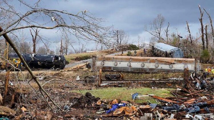 Kereta api tergelincir oleh tornado yang menghancurkan beberapa negara bagian AS di Earlington, Kentucky, AS, 11 Desember 2021. (REUTERS/Cheney Orr)