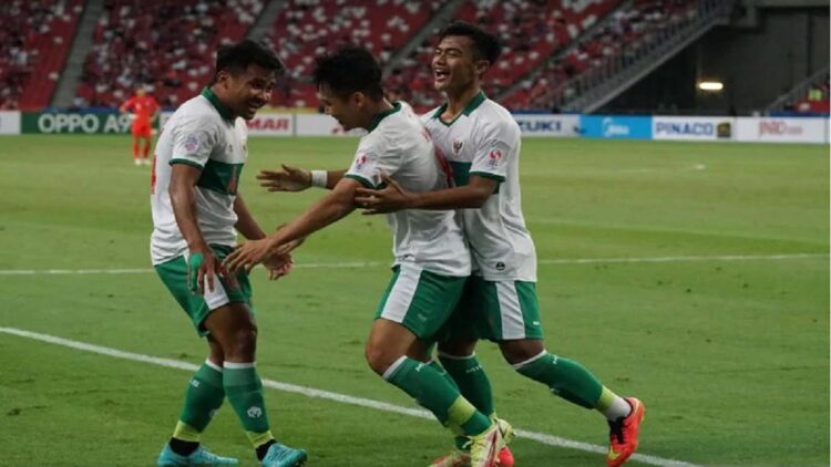 Singapura Puji Performa Timnas, Yoshida: Mereka lebih Baik dari Ekspektasi Saya 1 Pesepak bola Timnas Indonesia Witan Sulaeman (tengah), Pratama Arhan (kanan), dan Asnawi Mangkualam (kiri) berselebrasi usai menjebol gawang Timnas Singapura dalam pertandingan Semi Final Leg 1 Piala AFF 2020 di National Stadium, Singapura, Rabu (22/12/2021). ANTARA FOTO/Humas PSSI/app/rwa. (ANTARA FOTO/HUMAS PSSI)