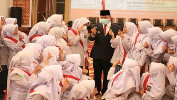 Subsidi Pendidikan Dasar 12 Tahun, Pemkab Pessel Kucurkan Rp2,7 M untuk Pendidikan Gratis 1 Sejumlah siswa foto bersama dengan Bupati Kabupaten Pesisir Selatan Rusma Yul Anwar. (Antara/Dok.Humas)