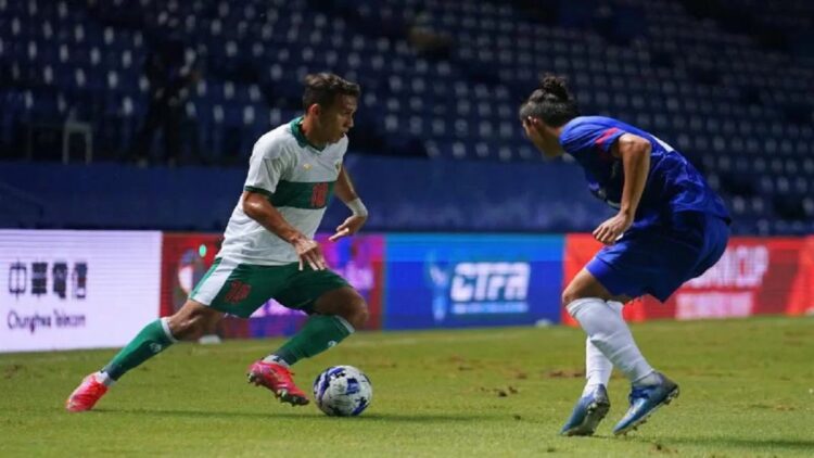 Egy Maulana Dipastikan Absen Lawan Singapura di Leg Pertama Semifinal Piala AFF 2020 1 Pesepak bola Indonesia Egy Maulana Vikri (kiri) mencoba melewati pesepak bola Taiwan pada leg kedua Play-off Kualifikasi Piala Asia 2023 di Stadion Chang Arena Buriram, Thailand, Senin (11/10/2021). ANTARA FOTO/HO/Humas PSSI/wpa/foc. (ANTARA FOTO/HUMAS PSSI)