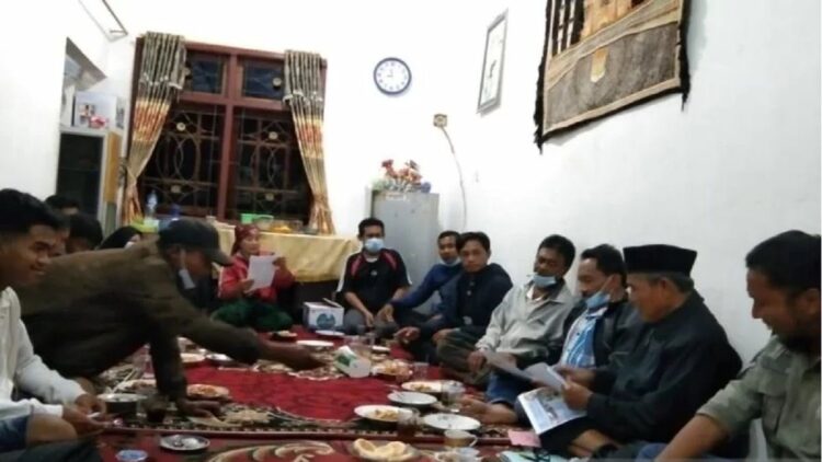 Warga Sigiran, Nagari Tanjung Sani, Kecamatan Tanjungraya, Kabupaten Agam, sedanag diskusi dengan Resor KSDA setempat. (Antarasumbar/Yusrizal)