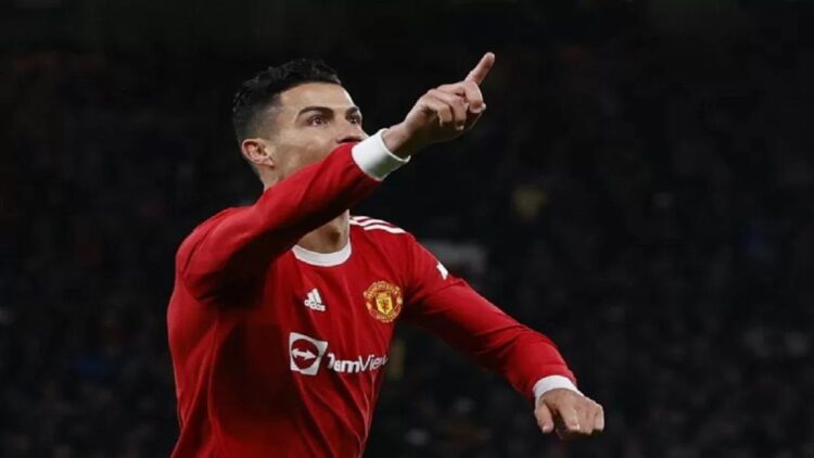 Cristiano Ronaldo Cetak Gol ke-800 usai Tumbangkan Arsenal 1 Pemain Manchester United Cristiano Ronaldo merayakan gol keduanya ke gawang Arsenal ketika MU menjamu Arsenal dan menang 3-2 di Old Trafford, Manchester, Inggris, 2 Desember 2021. (REUTERS/PHIL NOBLE)