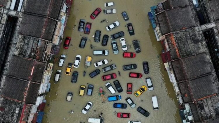 Sejumlah kendaraan terjebak banjir di Taman Sri Muda, Shah Alam, Selangor, Malaysia, Senin (20/12/2021). ANTARA FOTO/REUTERS/Ebrahim Harris/foc.