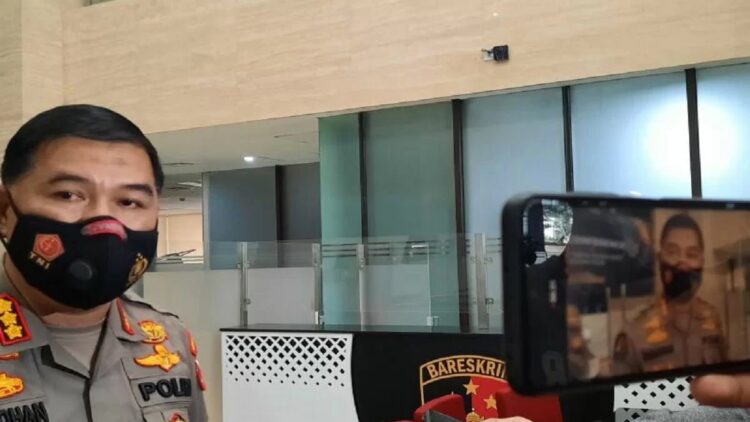 Kepala Bagian Penerangan Umum (Kabagpenum) Divisi Humas Polri Kombes Pol Ahmad Ramadhan, berikan keterangan pers di Mabes Polri, Jakarta Selatan, Selasa (30/11/2021). (ANTARA/Laily Rahmawaty)