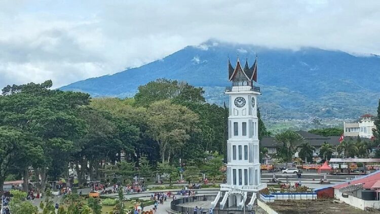 Digelar Sederhana, HJK Bukittinggi tak Lagi Gratiskan Objek Wisata seperti Tahun Sebelumnya 1 Jam Gadang Kota Bukittinggi. (Antara/Alfatah)