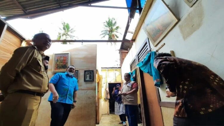 Wali Kota Pariaman Genius Umar (kiri) dan Sekda Pariaman Yota Balad (dua kanan) mengunjungi salah satu rumah yang rusak akibat angin puting beliung di daerah setempat. (Antara/Aadiaat M.S. )