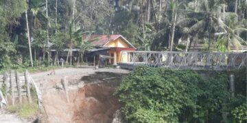 Jalan Padang Pariaman-Agam via Sungai Garinggiang Ditutup, Ada Pemasangan Jembatan Darurat